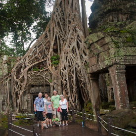 In Angkor voelden de kinderen zich echte avonturiers. Onder een enorme boomstronk door een eeuwenoude tempel betreden is absoluut magisch.