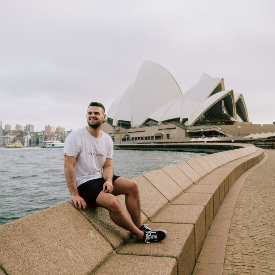 Australië is een fantastisch mooi land dat voor ieder wat wils heeft. Mijn favoriete plek is Sydney waar je uren kunt ronddwalen! De stad is zo divers. Sta zeker eens vroeger op om te genieten van de zonsopgang aan het Sydney Opera House. En neem ook de ferry naar Manly waar je kunt genieten van een prachtig uitzicht op de stad!