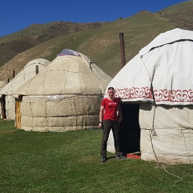 Laat je verrassen door de onverwachte schoonheid van Kirgizië. Geniet van de bijzondere vergezichten over besneeuwde bergtoppen, groene grasvlaktes waar de nomaden rondtrekken, en ontdek hoe gastvrij en vriendelijk de inwoners zijn.